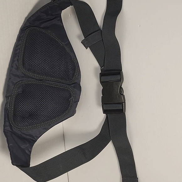 Nike Gray waist pack with water bottle holder- unisex - Picture 3 of 9